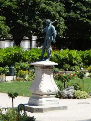 Statue d'Hercule au repos dans le Jardin de l'ancienne mairie de Grenoble